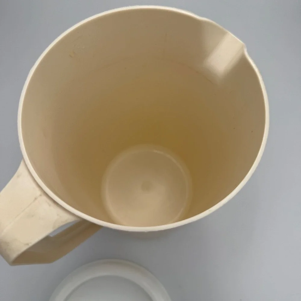 Vintage Rubbermaid Pitcher 2.25 Quart Almond Beige 2129mL Plastic Lid 2445 Retro